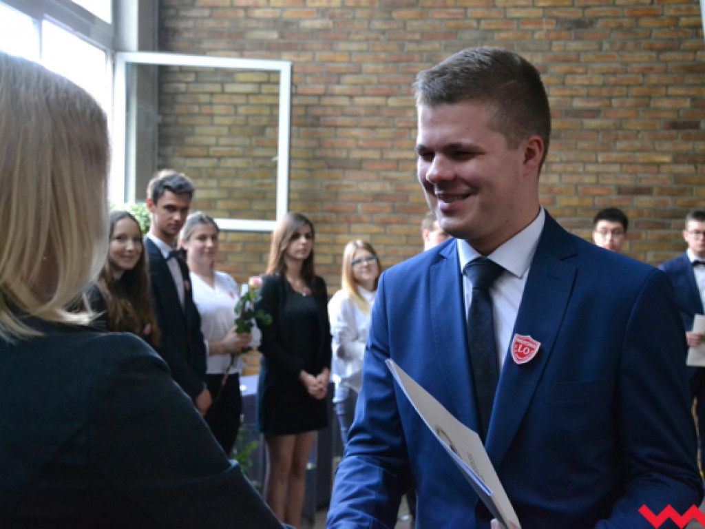 Emocjonalne pożegnanie trzecich klas w LO im. Henryka Sienkiewicza