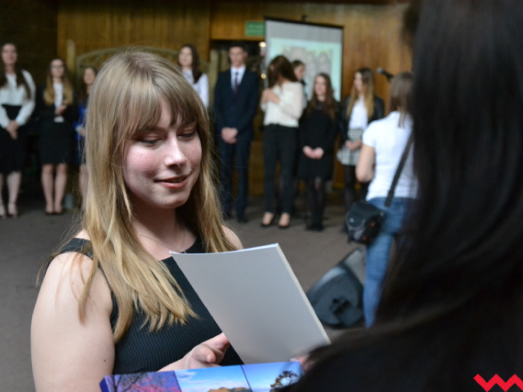 Emocjonalne pożegnanie trzecich klas w LO im. Henryka Sienkiewicza