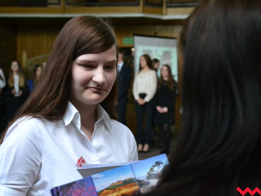 Emocjonalne pożegnanie trzecich klas w LO im. Henryka Sienkiewicza