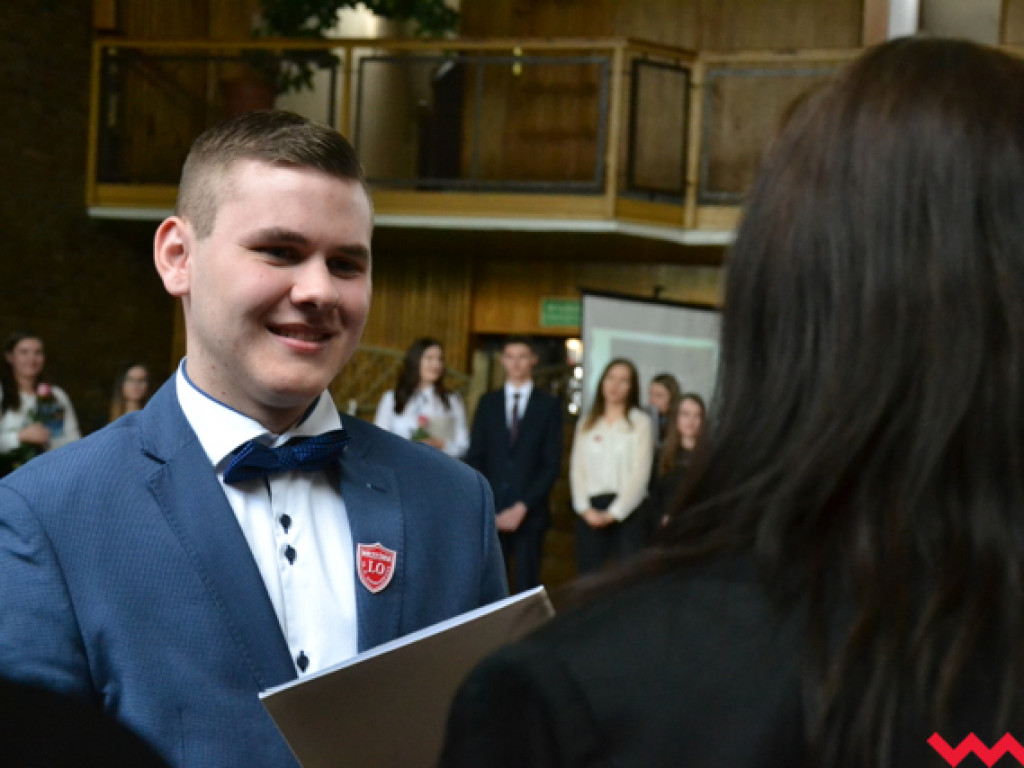 Emocjonalne pożegnanie trzecich klas w LO im. Henryka Sienkiewicza