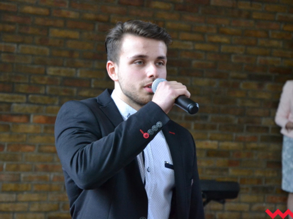 Emocjonalne pożegnanie trzecich klas w LO im. Henryka Sienkiewicza