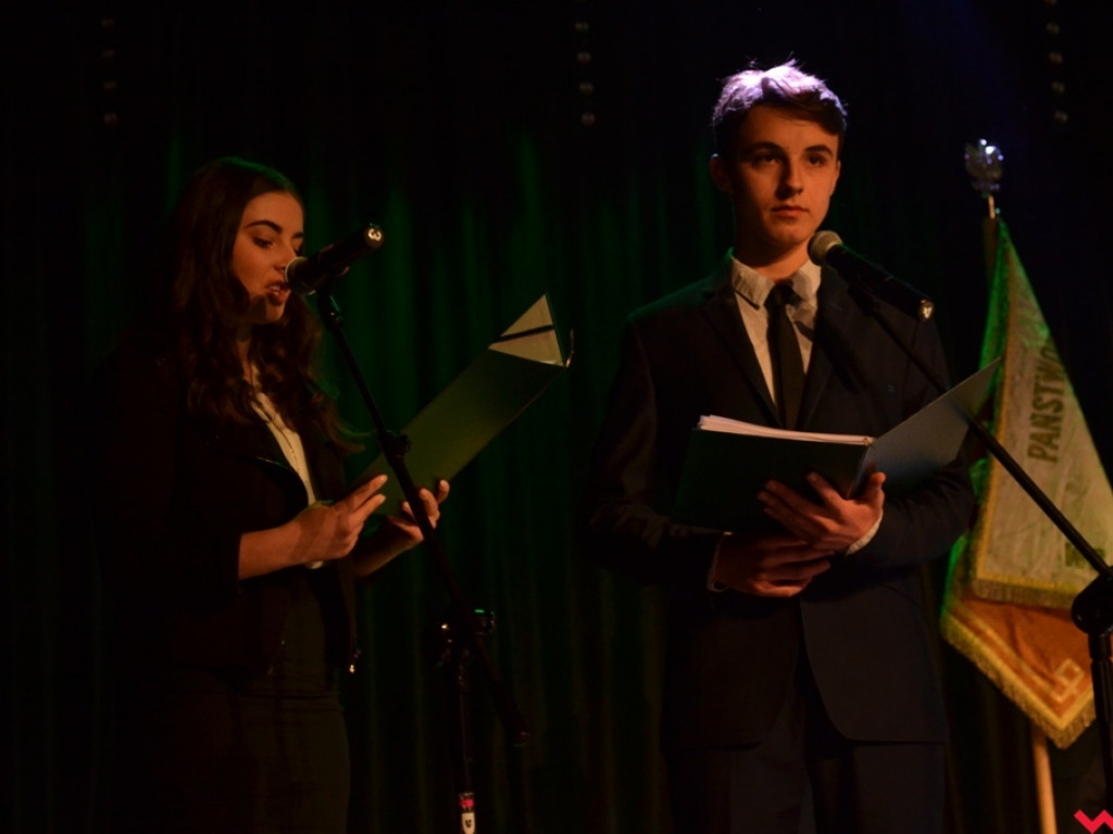 Uczniowskie „przekazanie warty”. Maturzyści z ZSTiO pożegnali szkołę