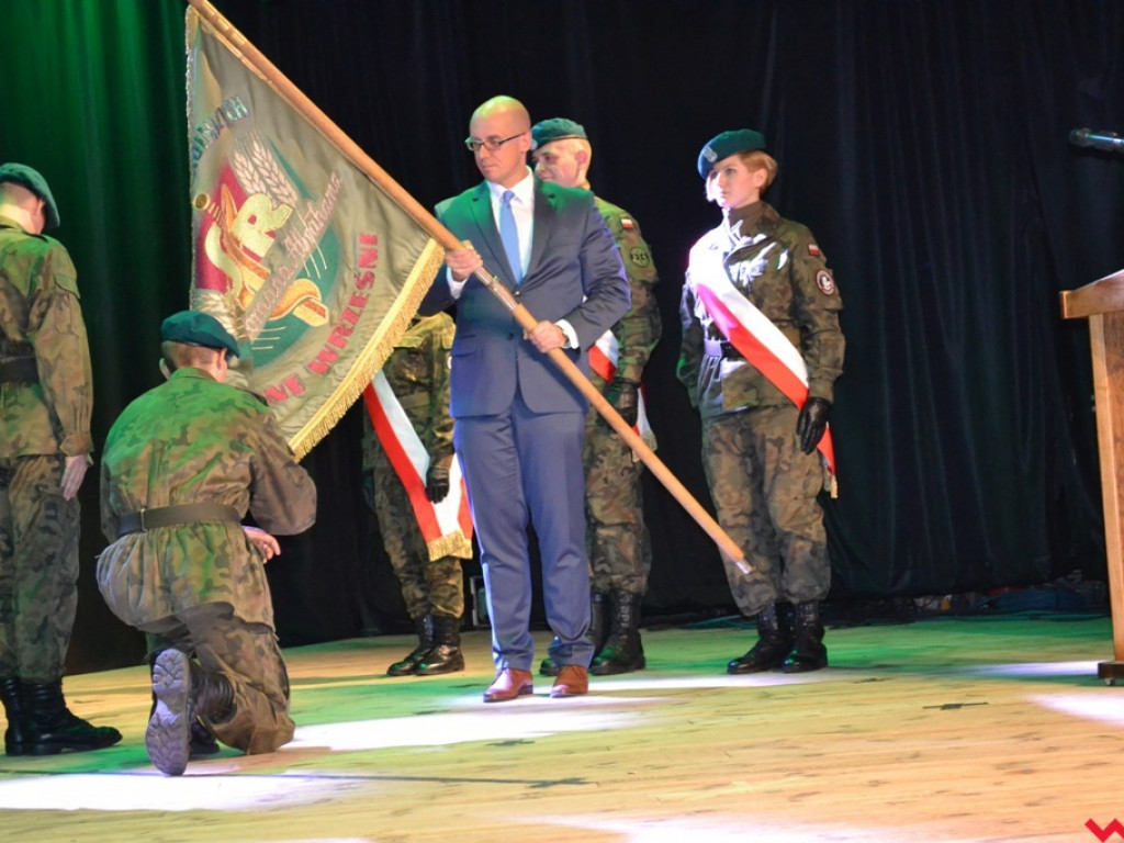 Uczniowskie „przekazanie warty”. Maturzyści z ZSTiO pożegnali szkołę