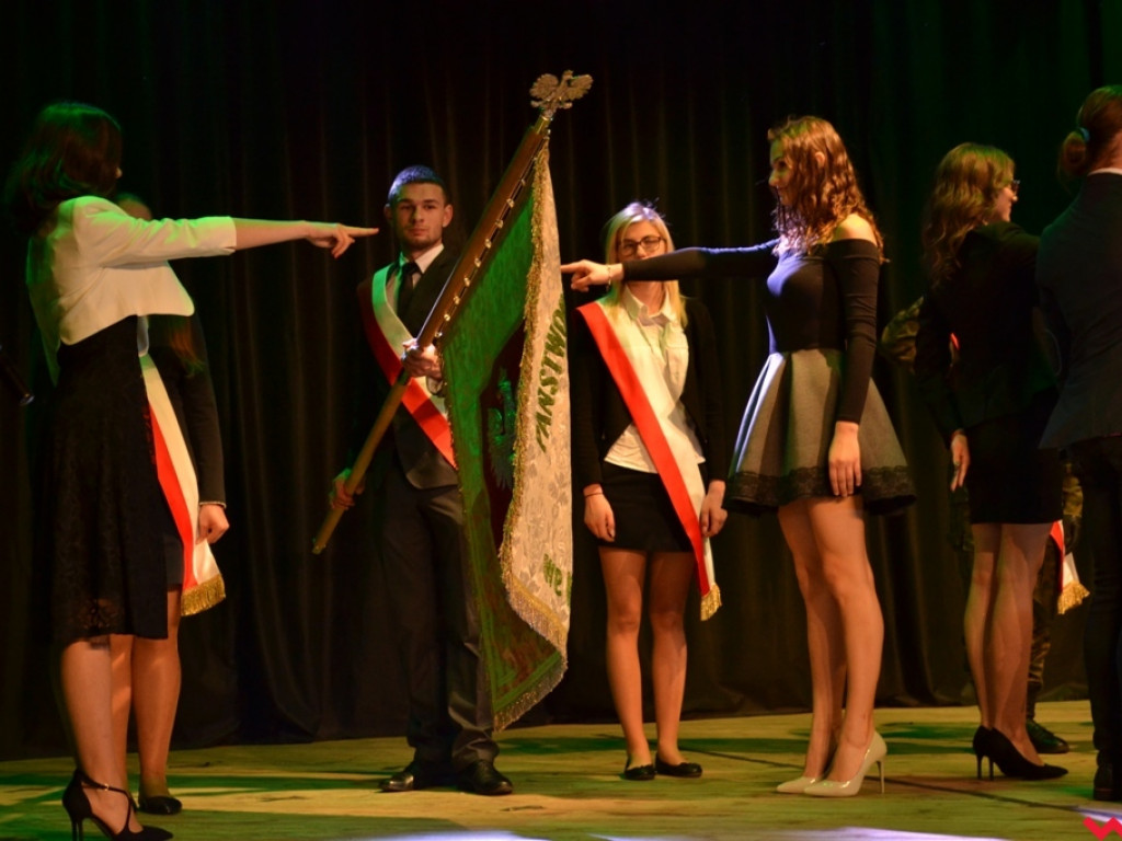 Uczniowskie „przekazanie warty”. Maturzyści z ZSTiO pożegnali szkołę