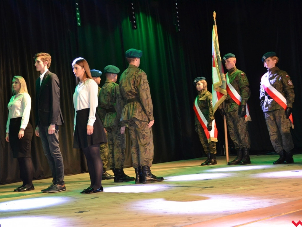 Uczniowskie „przekazanie warty”. Maturzyści z ZSTiO pożegnali szkołę