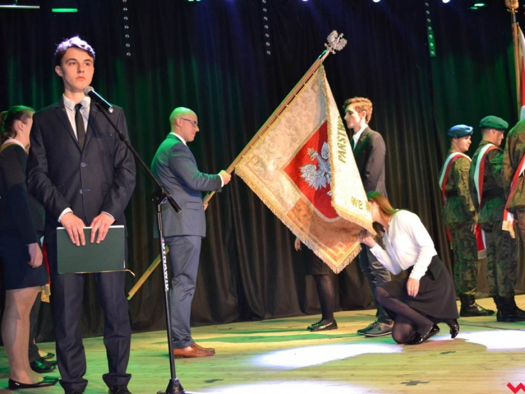 Uczniowskie „przekazanie warty”. Maturzyści z ZSTiO pożegnali szkołę