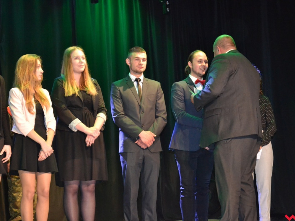 Uczniowskie „przekazanie warty”. Maturzyści z ZSTiO pożegnali szkołę