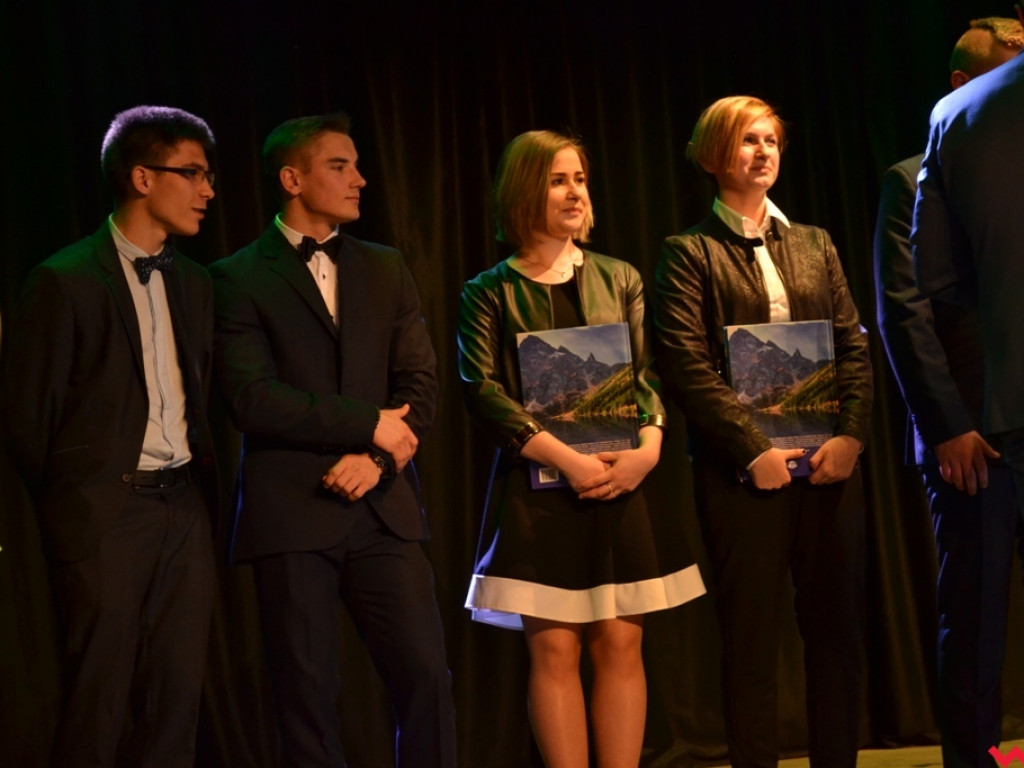 Uczniowskie „przekazanie warty”. Maturzyści z ZSTiO pożegnali szkołę