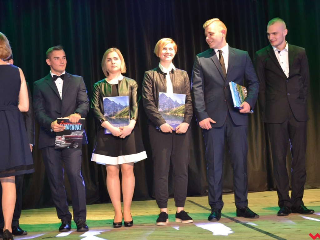 Uczniowskie „przekazanie warty”. Maturzyści z ZSTiO pożegnali szkołę