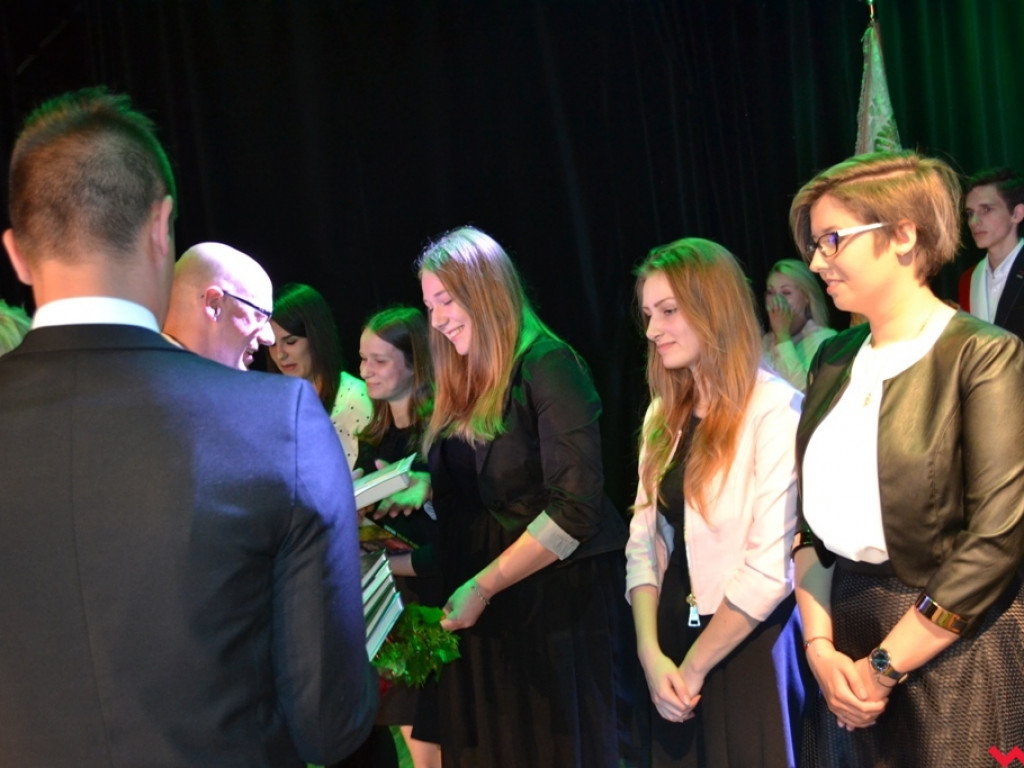 Uczniowskie „przekazanie warty”. Maturzyści z ZSTiO pożegnali szkołę