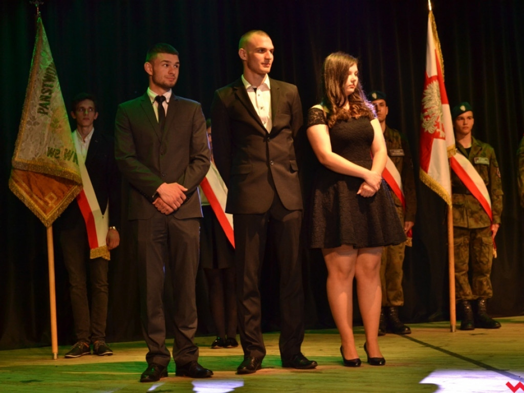 Uczniowskie „przekazanie warty”. Maturzyści z ZSTiO pożegnali szkołę