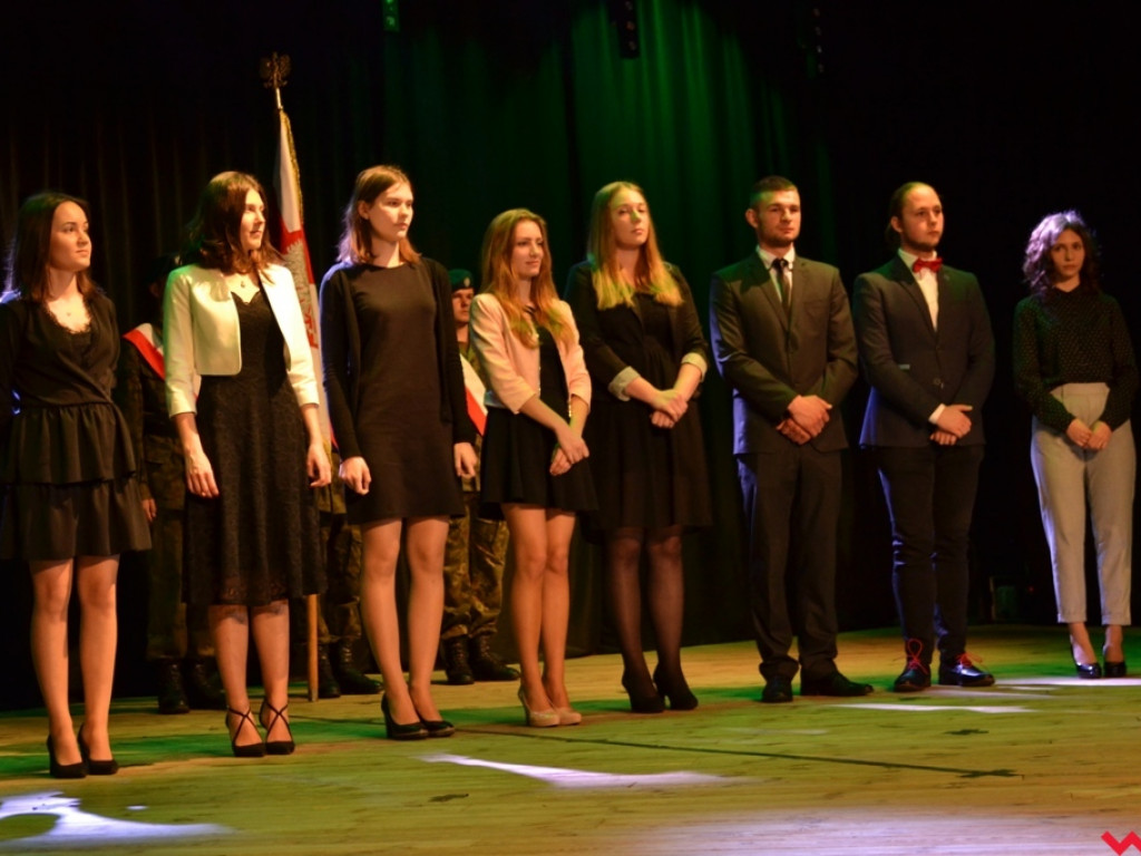 Uczniowskie „przekazanie warty”. Maturzyści z ZSTiO pożegnali szkołę