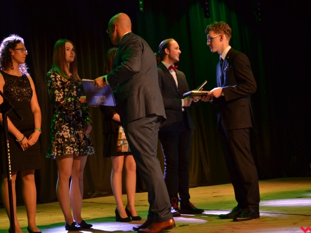 Uczniowskie „przekazanie warty”. Maturzyści z ZSTiO pożegnali szkołę