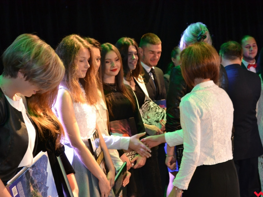 Uczniowskie „przekazanie warty”. Maturzyści z ZSTiO pożegnali szkołę