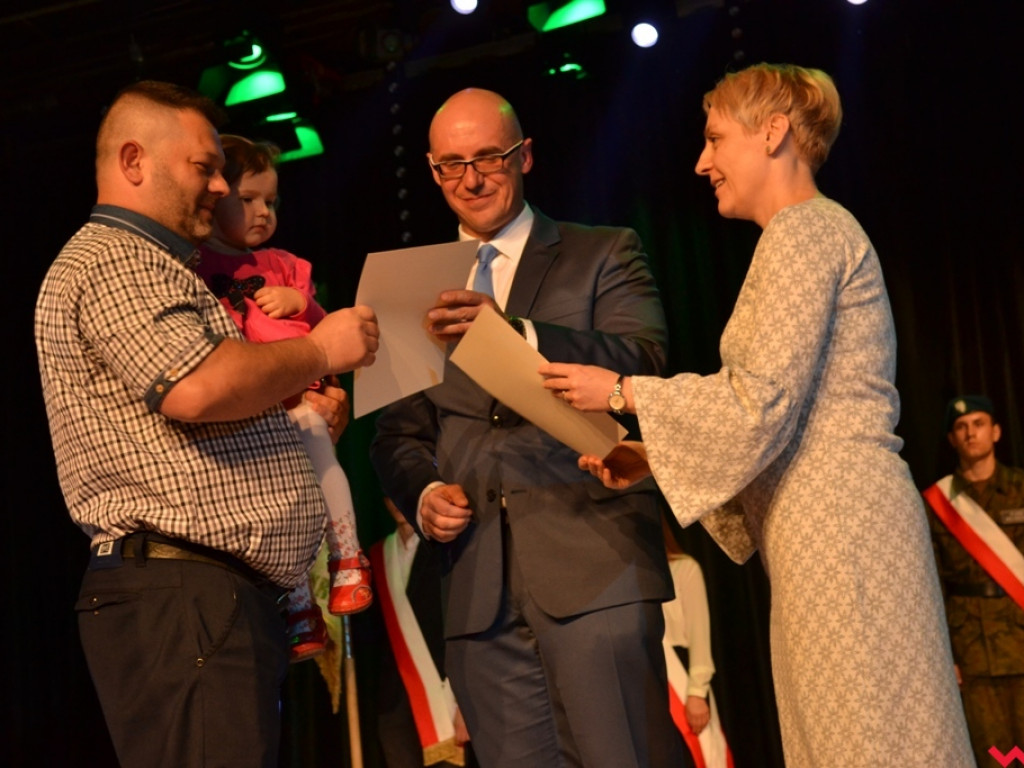 Uczniowskie „przekazanie warty”. Maturzyści z ZSTiO pożegnali szkołę