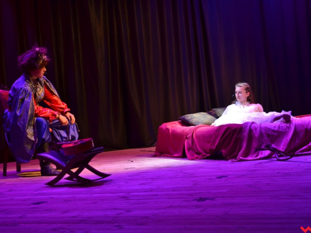 Uczniowskie „przekazanie warty”. Maturzyści z ZSTiO pożegnali szkołę