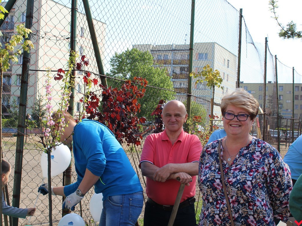 Wrześnianie chwycili za szpadle i wspólnie posadzili niemal sto drzew