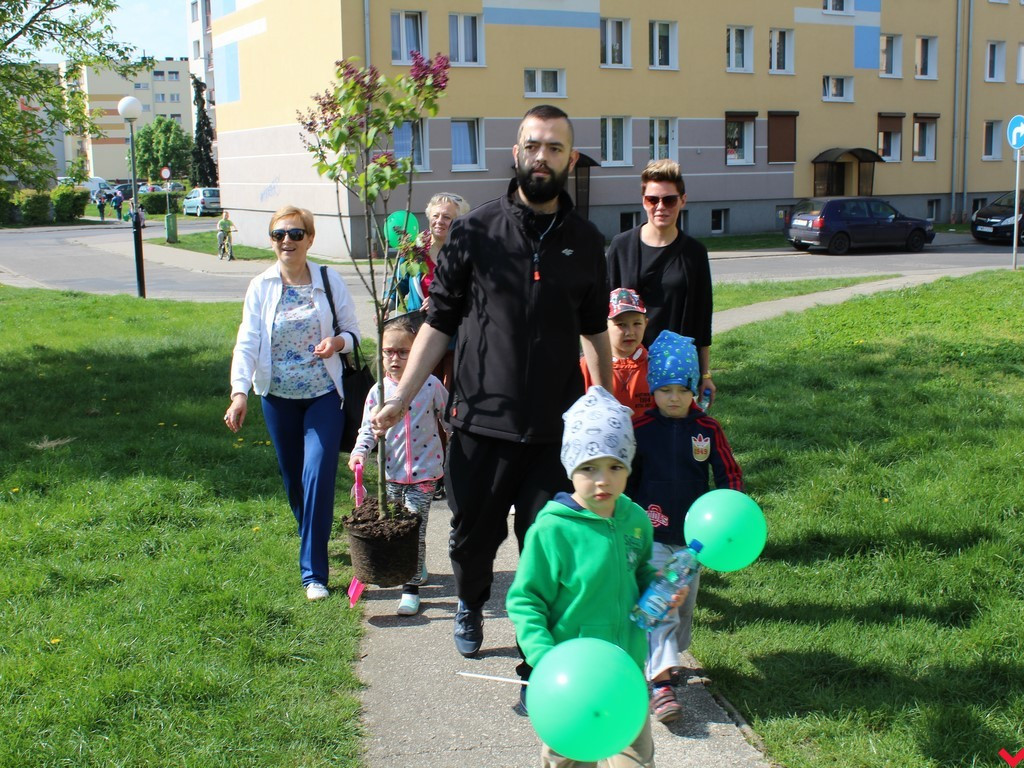 Wrześnianie chwycili za szpadle i wspólnie posadzili niemal sto drzew