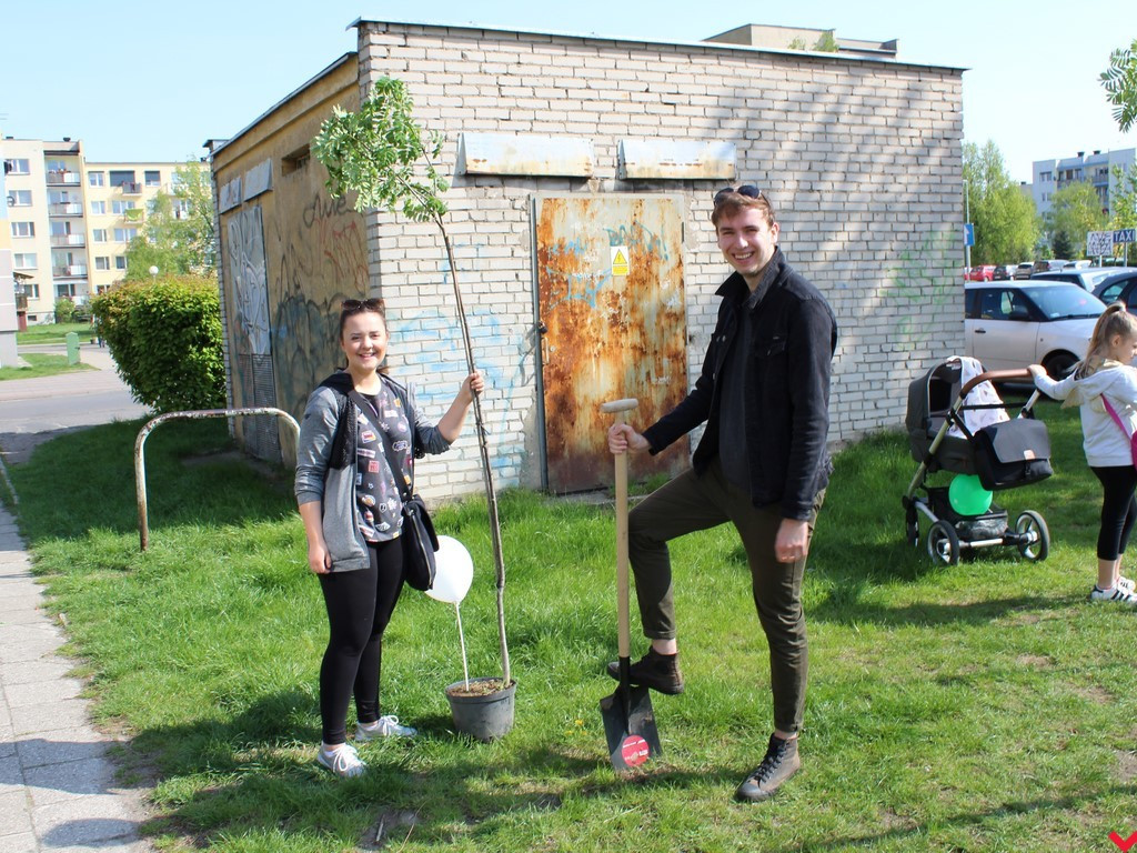 Wrześnianie chwycili za szpadle i wspólnie posadzili niemal sto drzew