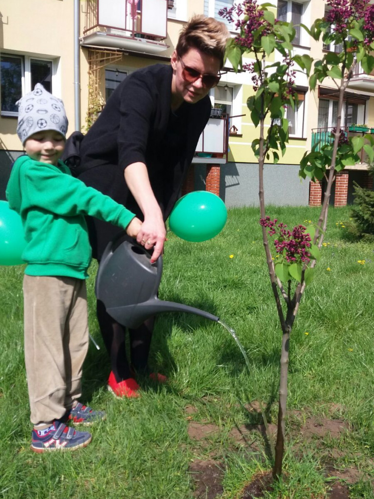 Wrześnianie chwycili za szpadle i wspólnie posadzili niemal sto drzew