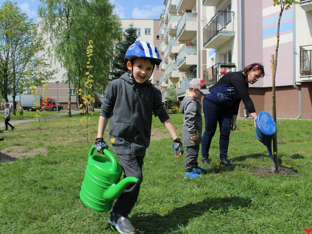 Wrześnianie chwycili za szpadle i wspólnie posadzili niemal sto drzew