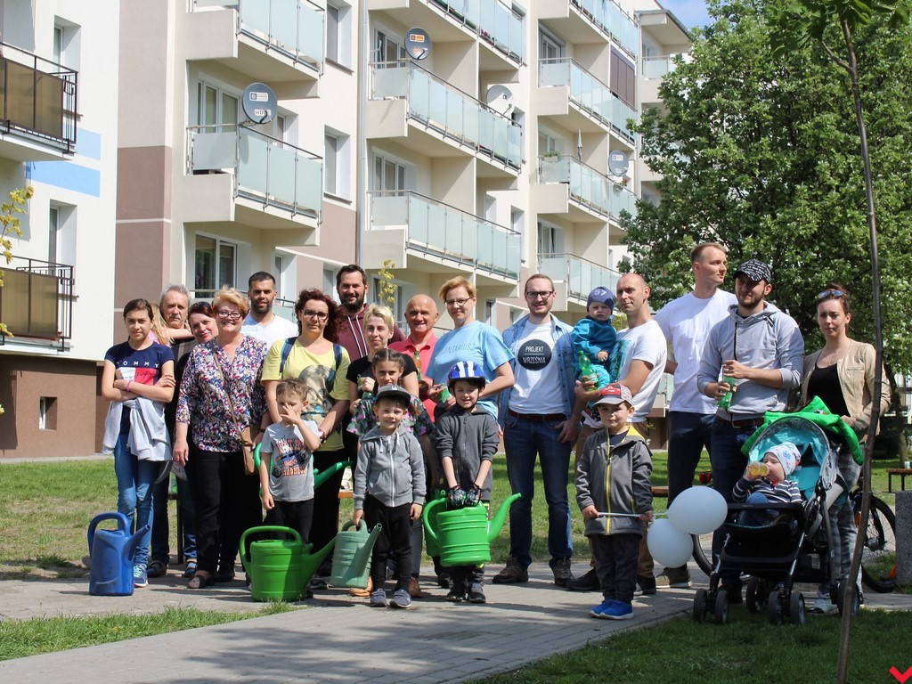 Wrześnianie chwycili za szpadle i wspólnie posadzili niemal sto drzew