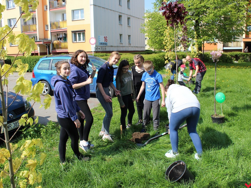 Wrześnianie chwycili za szpadle i wspólnie posadzili niemal sto drzew