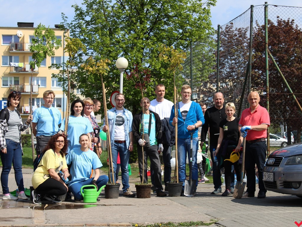 Wrześnianie chwycili za szpadle i wspólnie posadzili niemal sto drzew