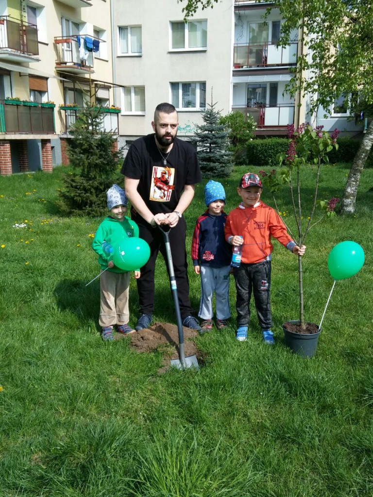 Wrześnianie chwycili za szpadle i wspólnie posadzili niemal sto drzew