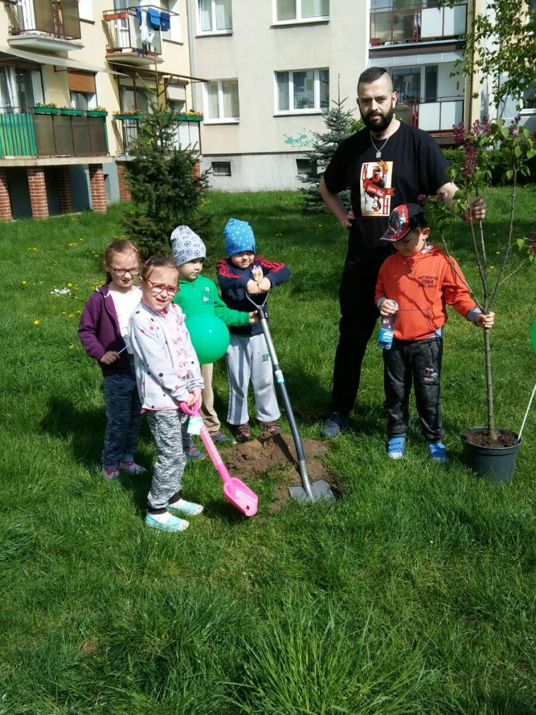 Wrześnianie chwycili za szpadle i wspólnie posadzili niemal sto drzew