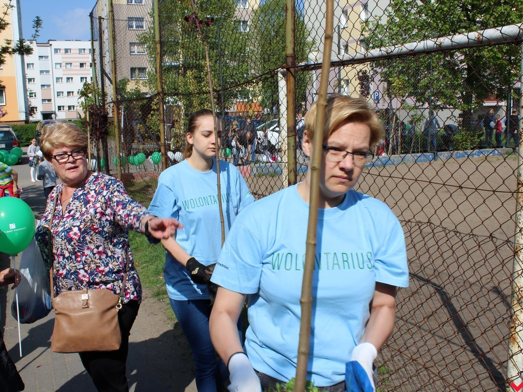 Wrześnianie chwycili za szpadle i wspólnie posadzili niemal sto drzew