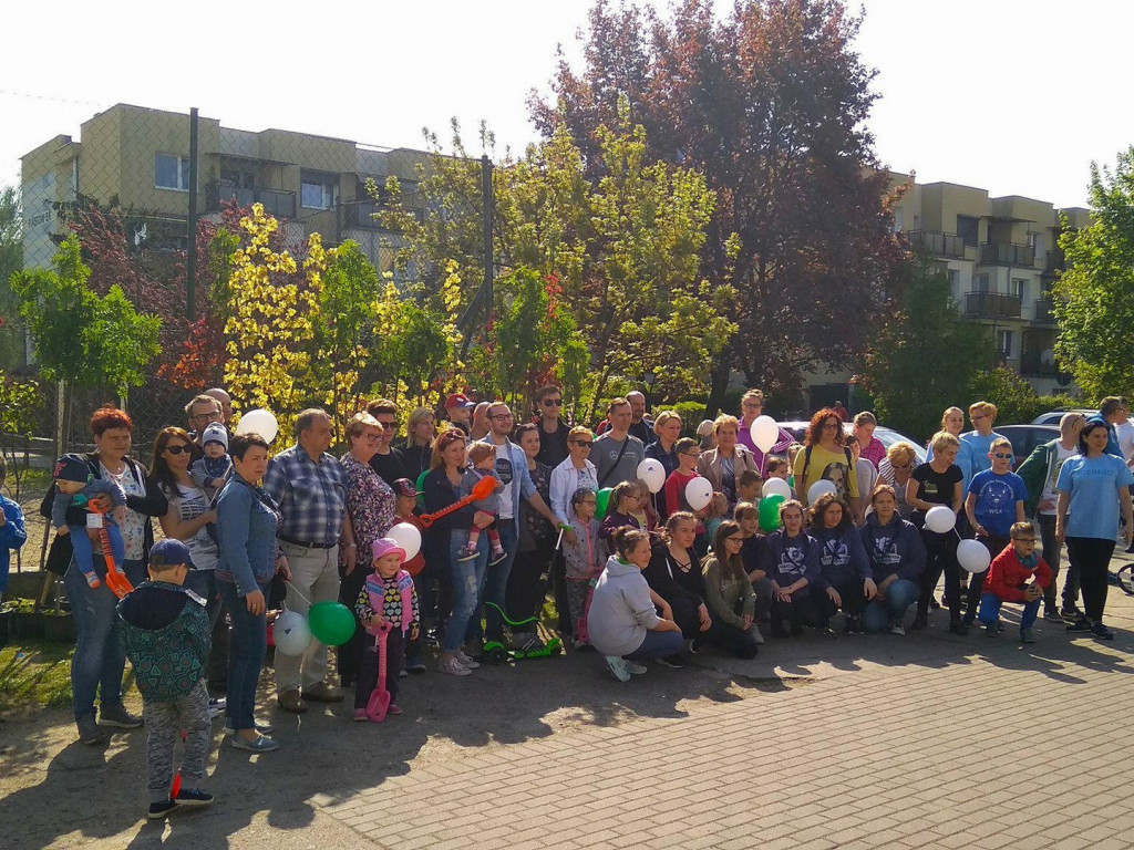 Wrześnianie chwycili za szpadle i wspólnie posadzili niemal sto drzew