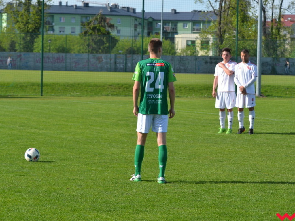Nie ma mocnych na Victorię, kolejny rywal na łopatkach. Kibiców jednak nie przybywa