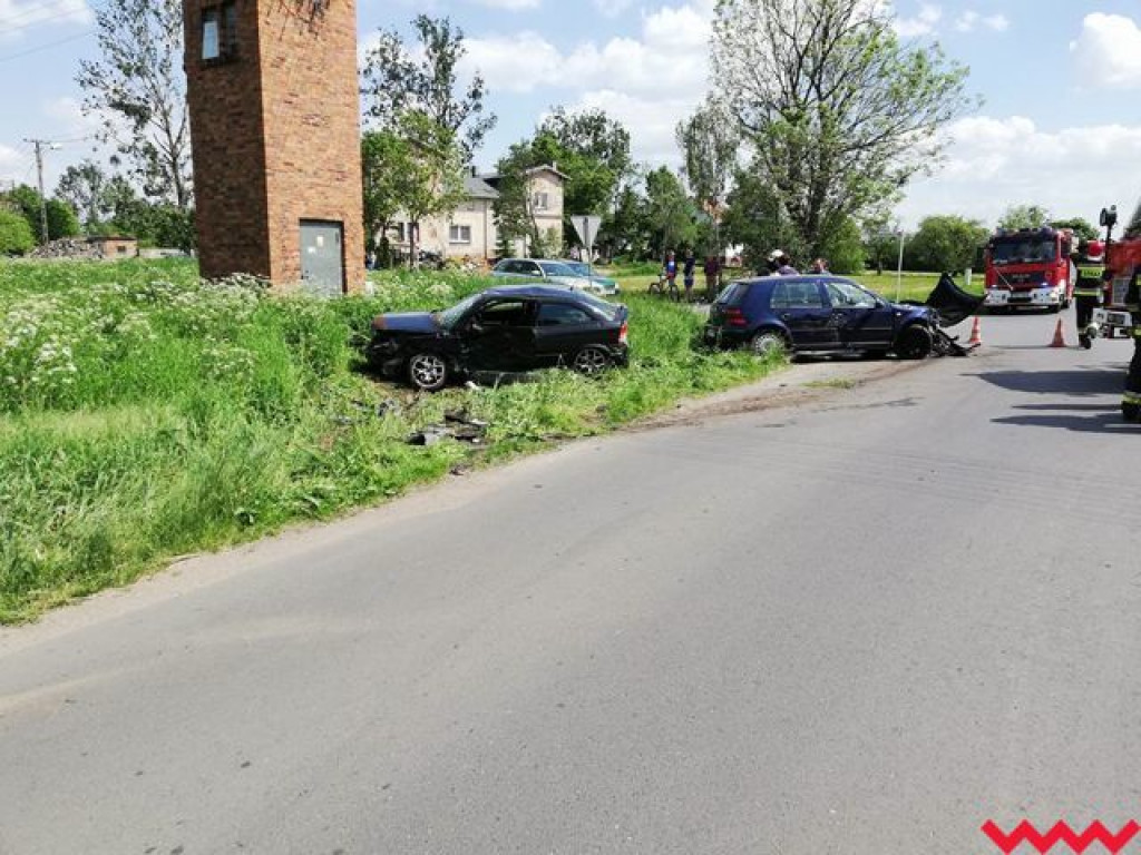 Seria wypadków na terenie powiatu. Jeden kierowca zjechał z drogi i uderzył w drzewo