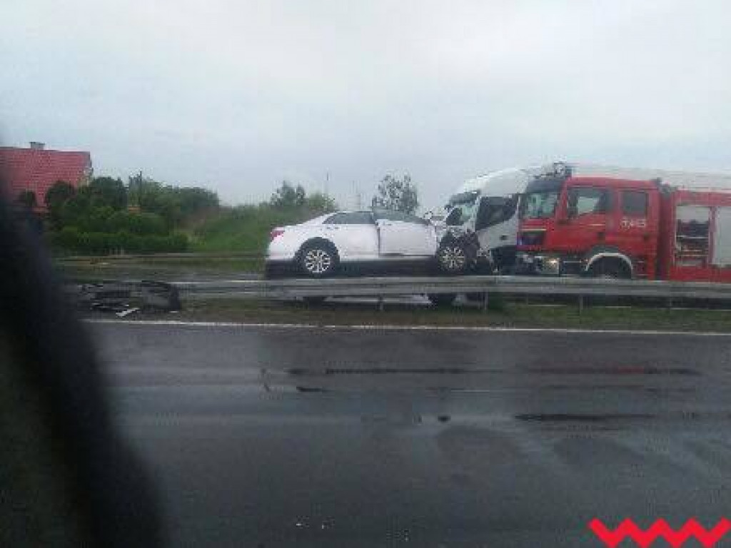 Seria wypadków na terenie powiatu. Jeden kierowca zjechał z drogi i uderzył w drzewo