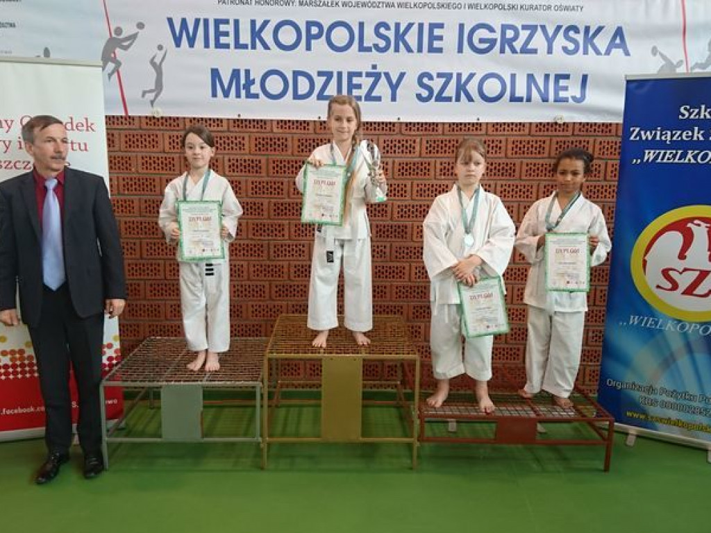 Świetny występ karateków w Igrzyskach Młodzieży Szkolnej. Reprezentanci Wrzesińskiego Klubu Karate zdobywali medale dla sześciu szkół (galeria)