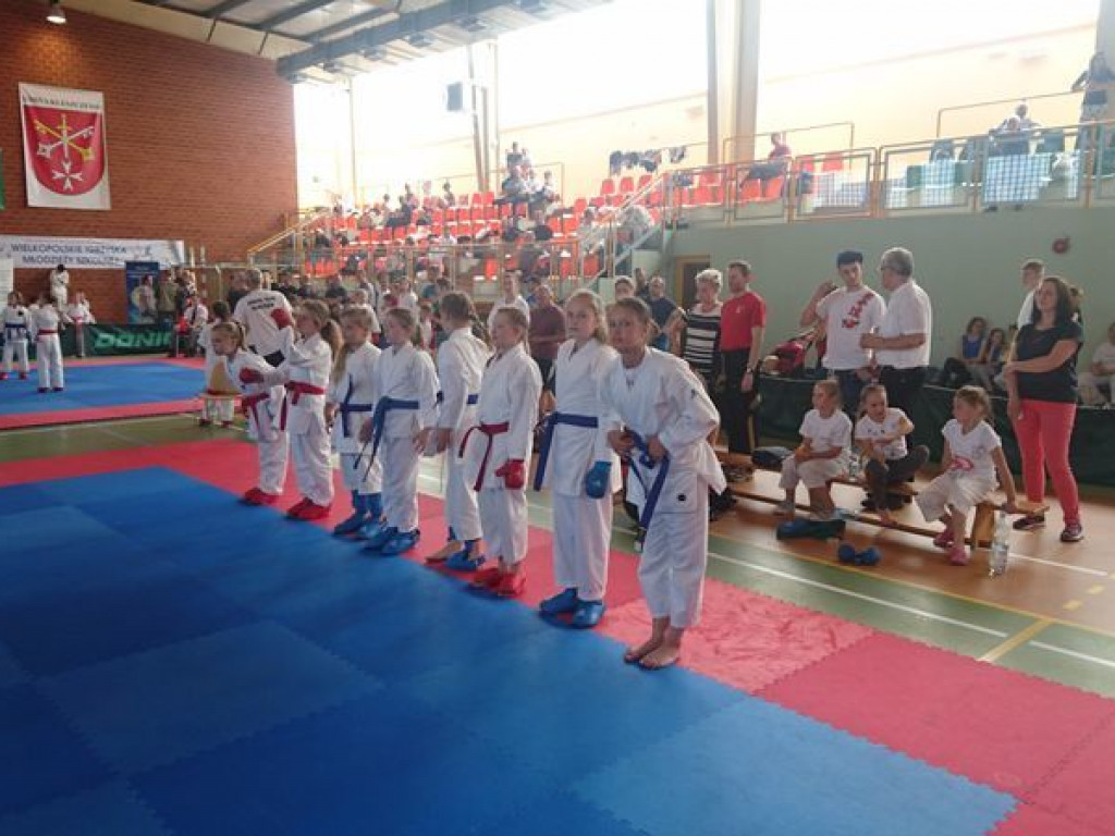 Świetny występ karateków w Igrzyskach Młodzieży Szkolnej. Reprezentanci Wrzesińskiego Klubu Karate zdobywali medale dla sześciu szkół (galeria)