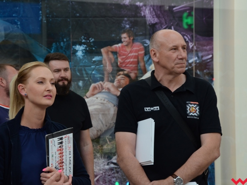 W Karuzeli miłe słówka, na zapleczu rewolucja