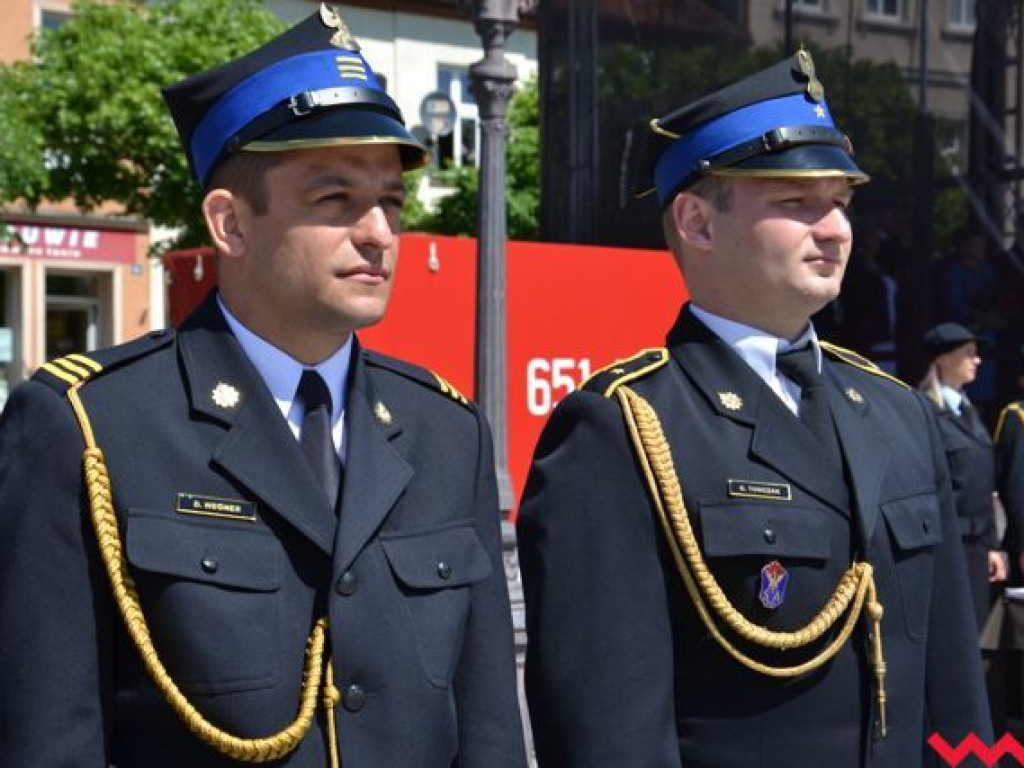 Podwójna uroczystość strażaków na wrzesińskim rynku