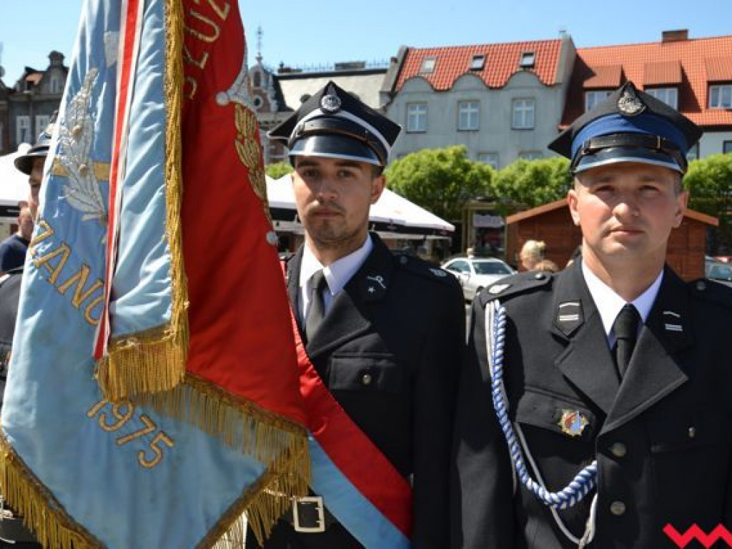 Podwójna uroczystość strażaków na wrzesińskim rynku