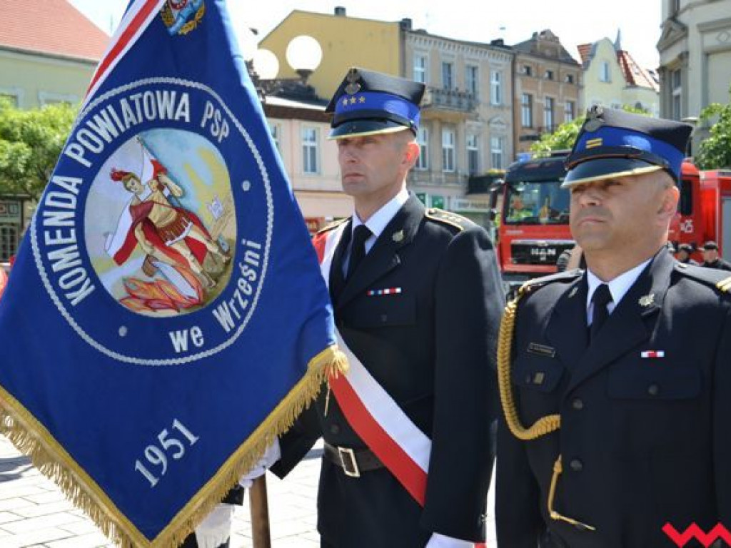 Podwójna uroczystość strażaków na wrzesińskim rynku