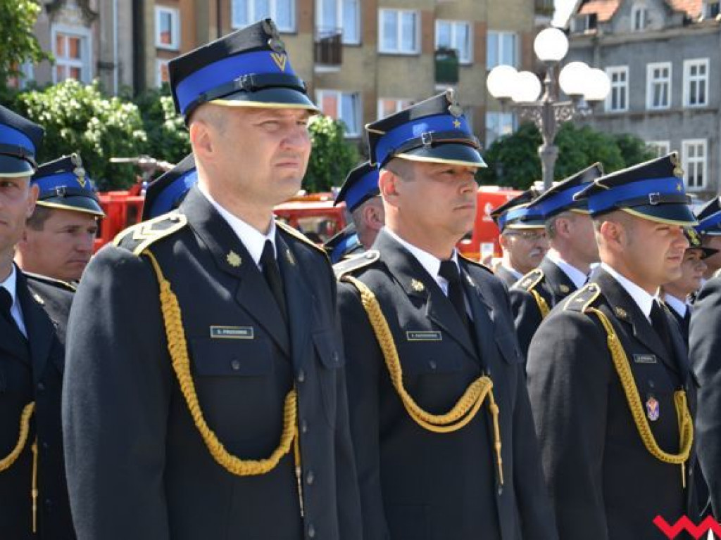 Podwójna uroczystość strażaków na wrzesińskim rynku