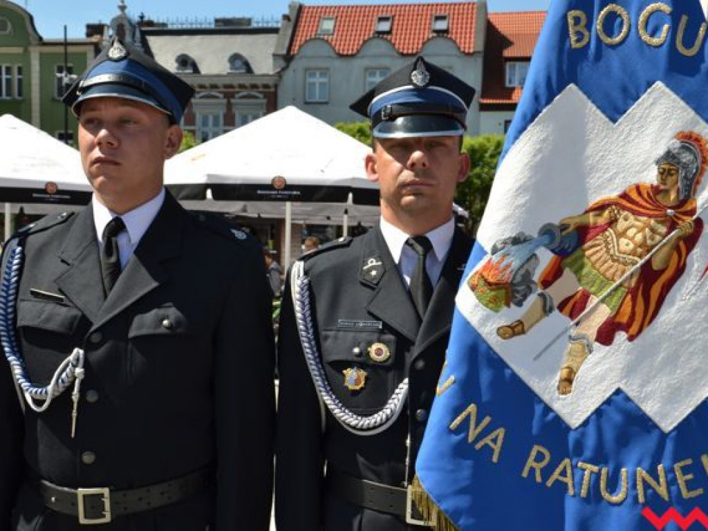 Podwójna uroczystość strażaków na wrzesińskim rynku