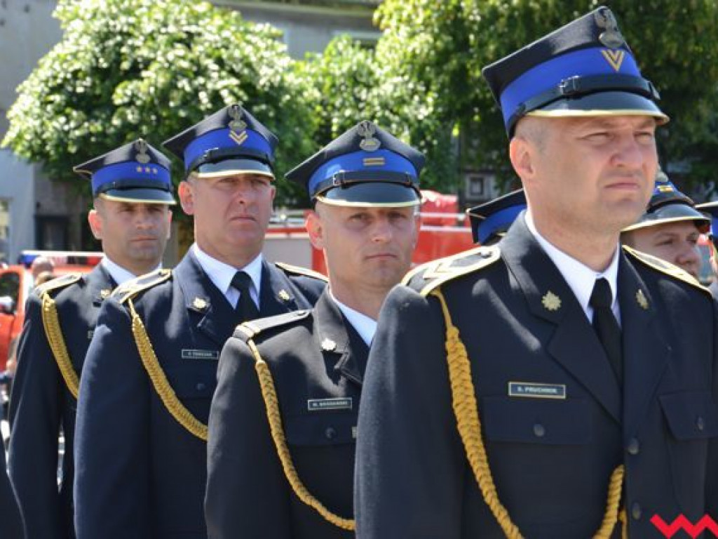 Podwójna uroczystość strażaków na wrzesińskim rynku