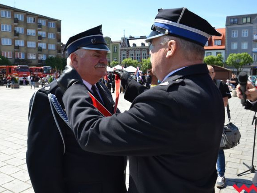 Podwójna uroczystość strażaków na wrzesińskim rynku