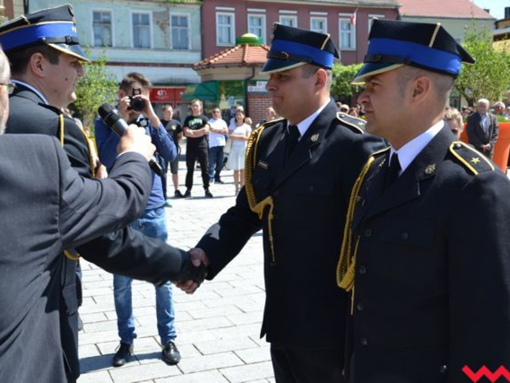 Podwójna uroczystość strażaków na wrzesińskim rynku