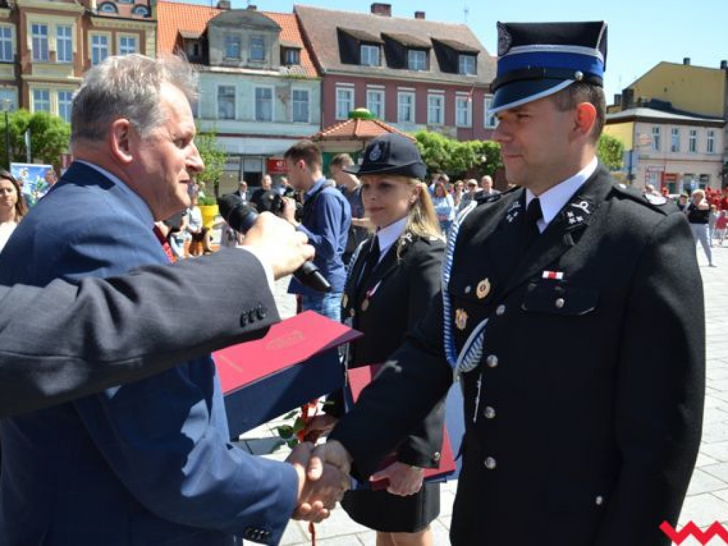 Podwójna uroczystość strażaków na wrzesińskim rynku