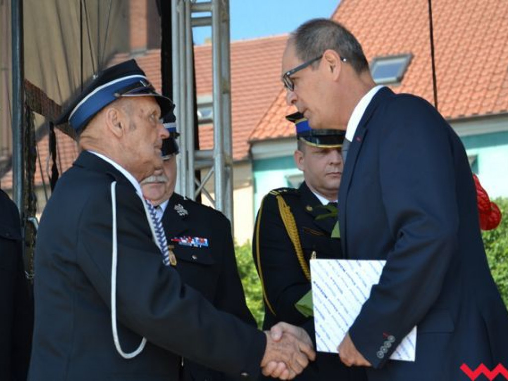Podwójna uroczystość strażaków na wrzesińskim rynku