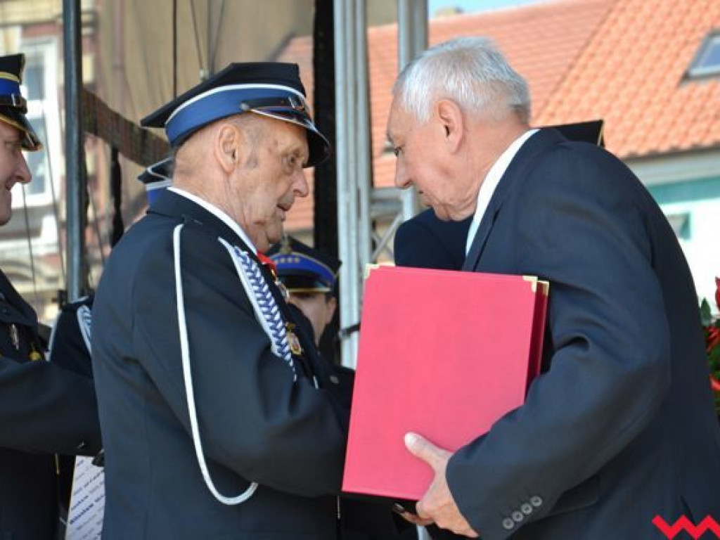 Podwójna uroczystość strażaków na wrzesińskim rynku