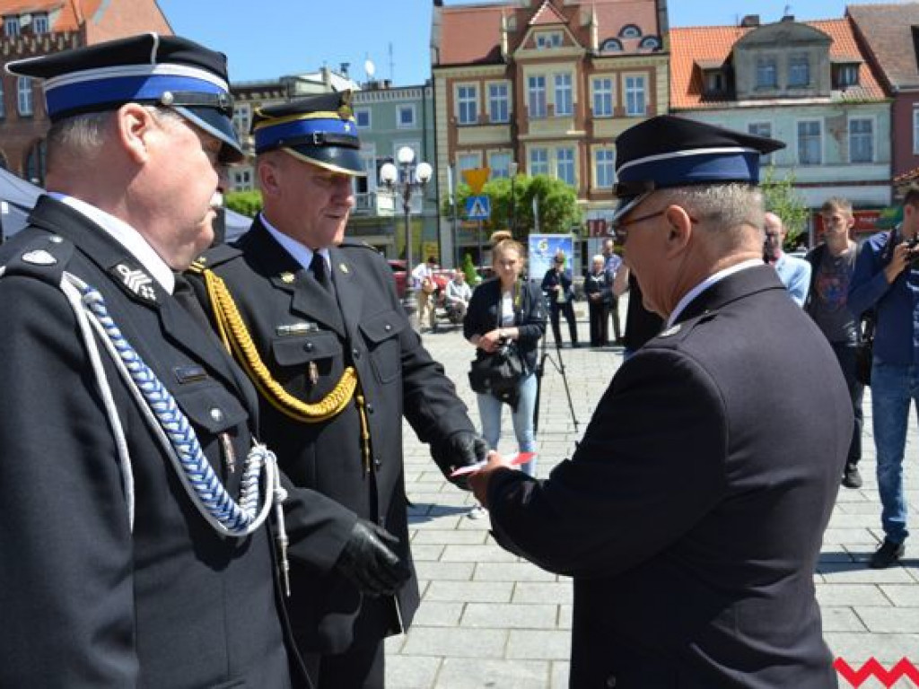 Podwójna uroczystość strażaków na wrzesińskim rynku